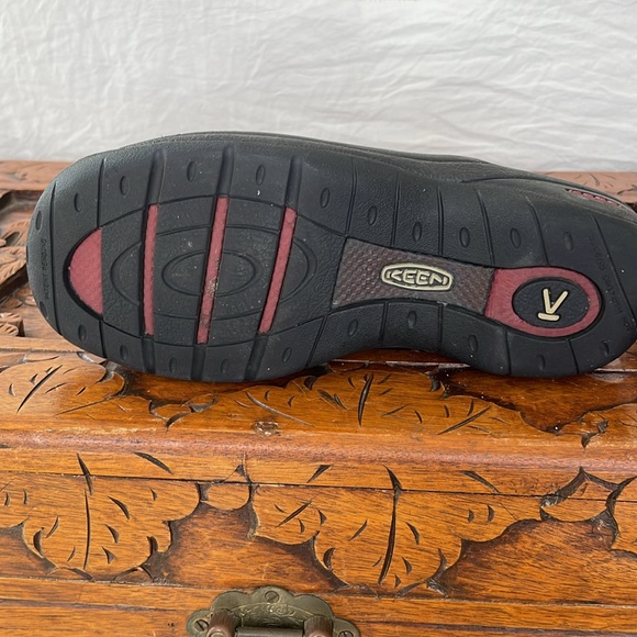 KEEN SOFT RED SUEDE SLIDE - Picture 4 of 4